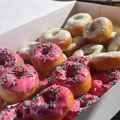 Caixinha com mini donuts rosa com granulado e mini donuts com açúcar