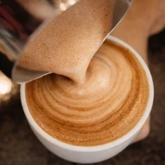 Cappuccino Bico Doce sendo servido na xícara