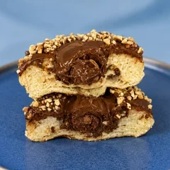 Donut Ferrero cortado, recheado de Nutella e coberto de avelã