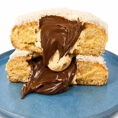 Donut Ninho com Nutella aberto, com Nutella escorrendo
